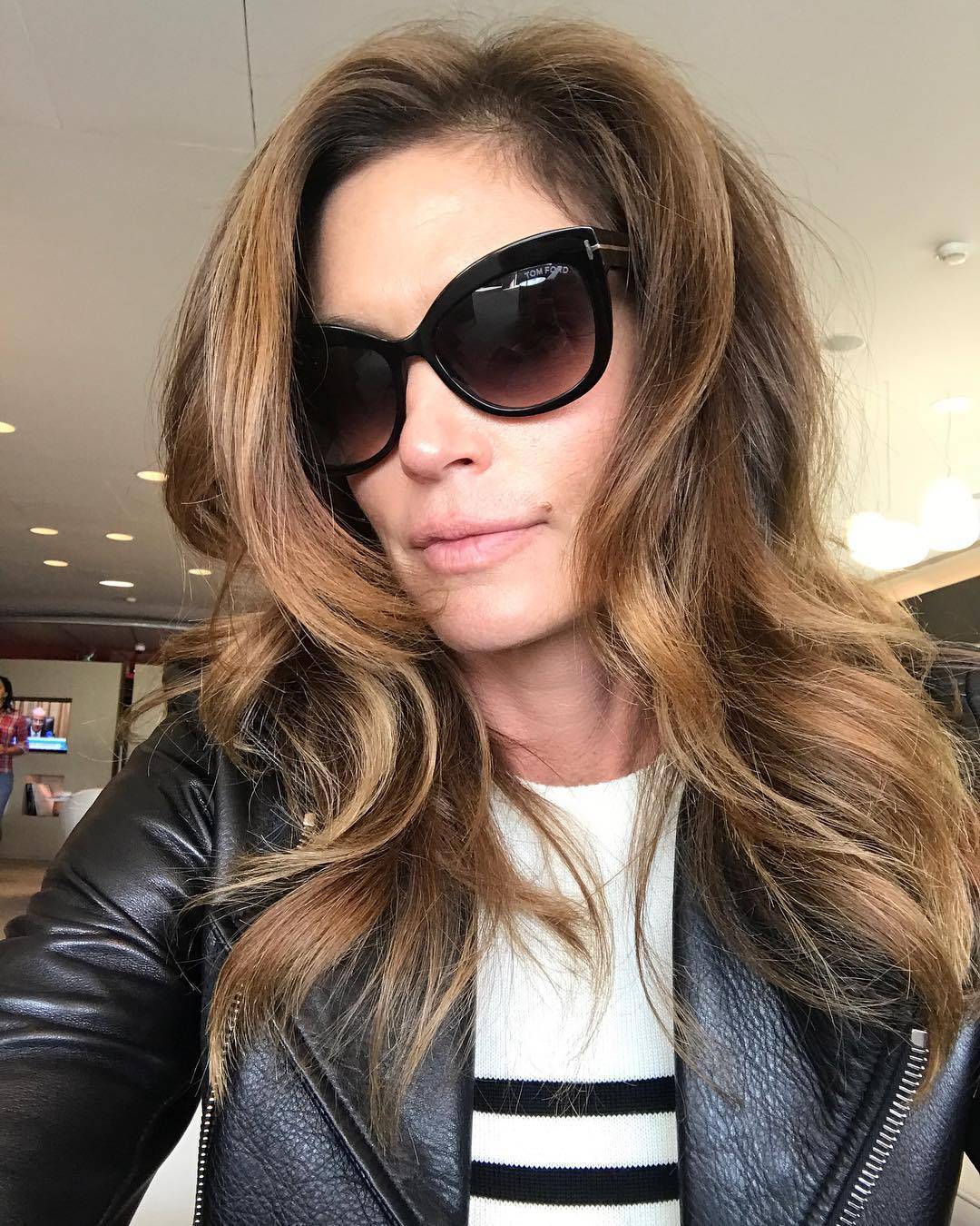 بالفيديو -  شاهدوا خزانة سيندي كروفرد التي تشبه المحل التجاري... وهذا الأكسسوار لا تتخلى عنه