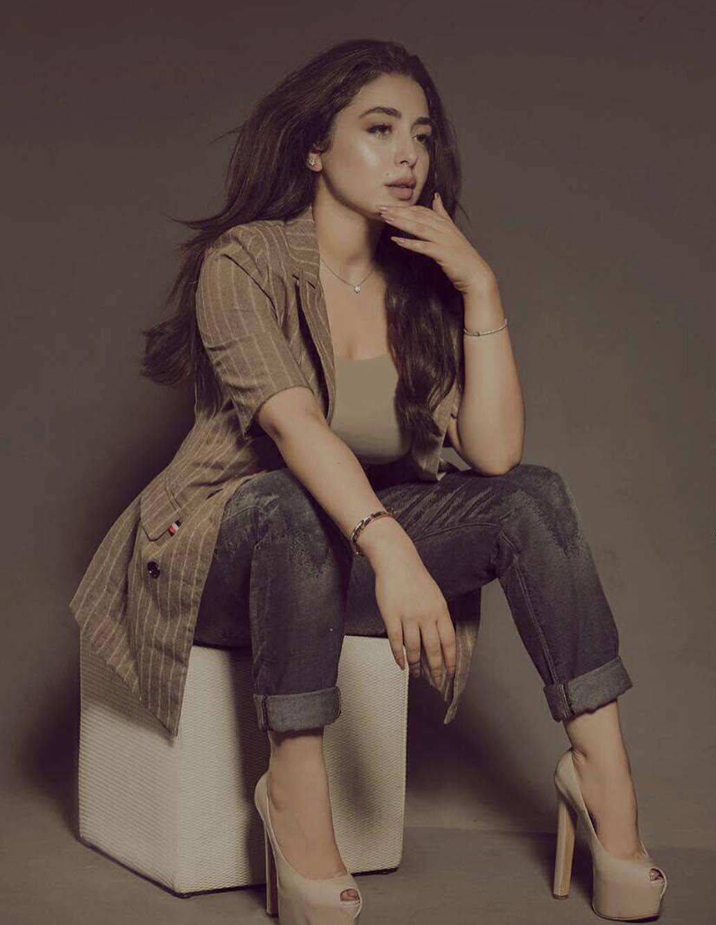 بالصور- هيا مرعشلي تضجّ أنوثة بإطلالتيّ سهرة وكاجوال... شاهدوها بجامبسوت الدانتيل