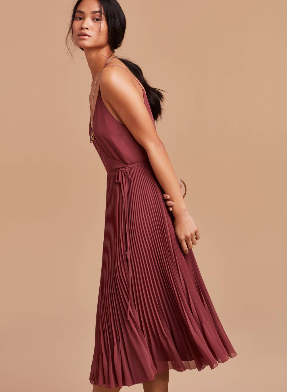 بالصور- حبيبة الأمير هاري تشعل المواقع بإطلالتها... سعر فستانها الزهيد يصدم المتابعين