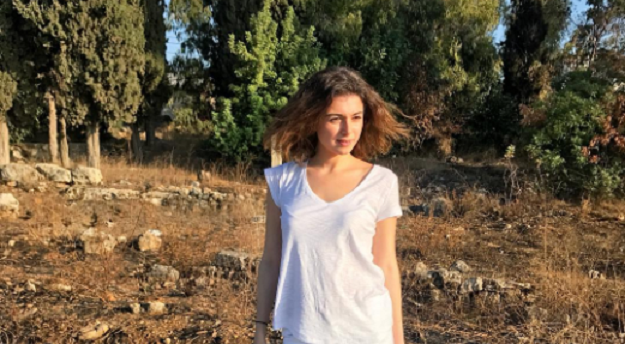 بالصور - لن تصدقوا من هذه النجمة العربية من دون مكياج... هل عرفتموها؟