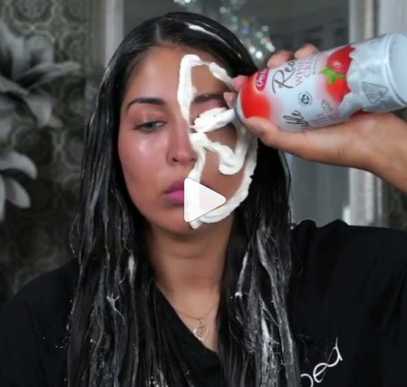 بالفيديو - لن تصدقوا تأثير الكريمة المخفوقة على علاج الشعر والبشرة... شاهدوا ما فعلته هذه الفتاة