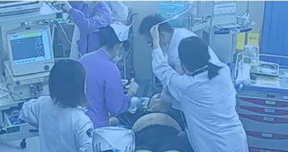 بالفيديو - أغرب طلب من أب بعد إنقاذ حياة ابنه بأعجوبة.. لن تصدقوا ما فعل!