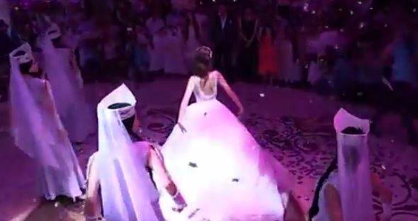 بالفيديو - شاهدوا ماذا فعلت هذه العروس في حفل زفافها