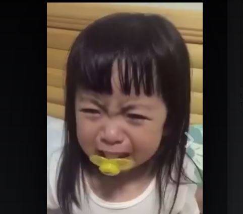 طفلة تشعل مواقع التواصل بهذا الفيديو .. شاهدوا كيف تمثل على والدتها