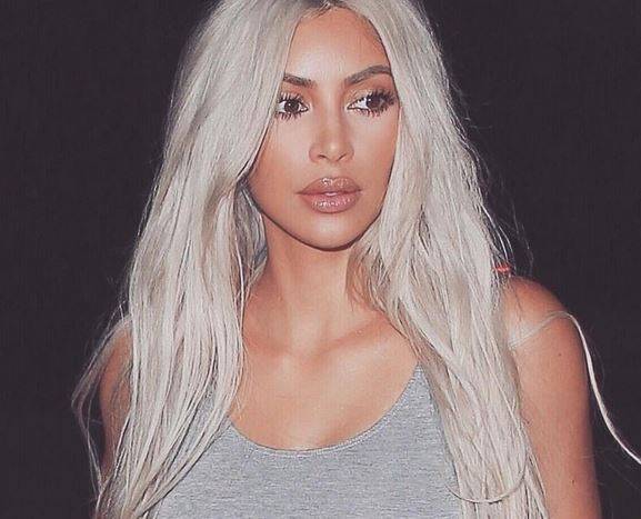 بالصور - كيم كارداشيان تستعرض قوامها الممشوق بملابس ضيقة