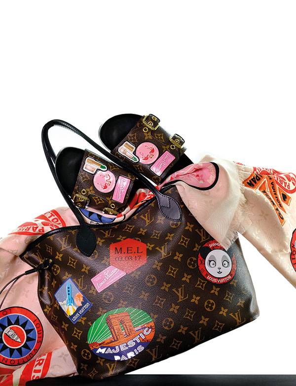 • حقيبة World Tour Neverfull • حذاء World Tour • وشاح World Tour