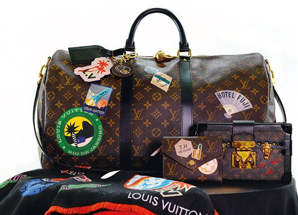 • حقيبة World Tour • حقيبة Petite Malle مطبّعة بنقش المونوغرام • محفظة World Tour Victorine • وشاح World Tour Monogram مطبّع بنقش المونوغرام 