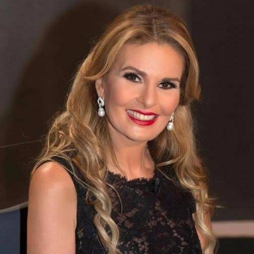 بالصورة - قميص يسرا المفتوح عن الجانبين يعرّضها لأقسى الإنتقادات... ماذا عن الحذاء الرياضي؟