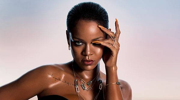 لتتألقي بمجوهراتك من دون أخطاء... تعلمي من ريهانا