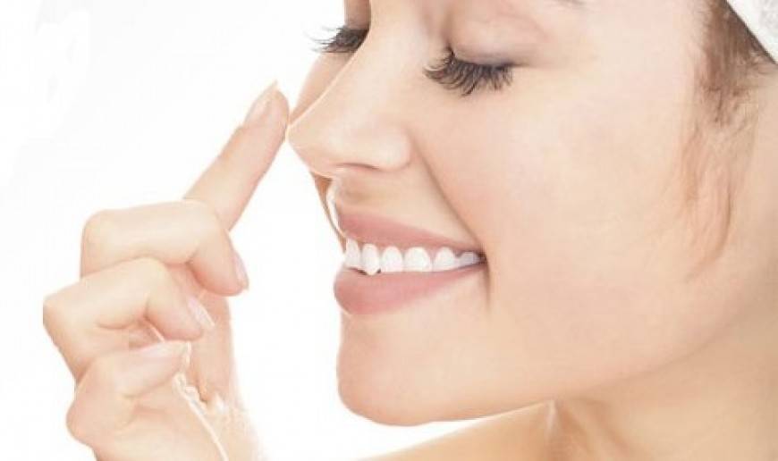 بالصورة - صيحة جمالية جديدة تشغل العالم... رموش في الأنف