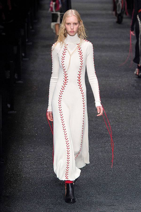 Paris Fashion Week Fall-Winter 2017-2018...<br>
Alexander Mcqueen ملكة الغجر