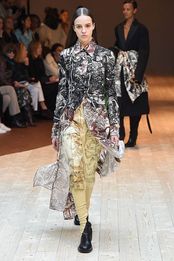 Paris Fashion Week Fall-Winter 2017-2018... <BR>
Celine براعة يدوية دقيقة