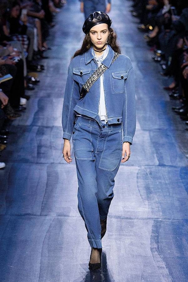 الدنيم يعود بقوة... شاهدي أجمل التصاميم لهذا الشتاء