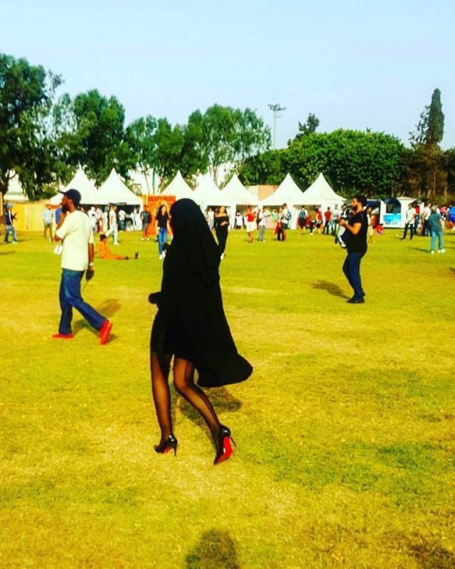 الكشف عن حقيقة صور فتاة النقاب بالتنورة القصيرة.. إليكم قصتها الكاملة