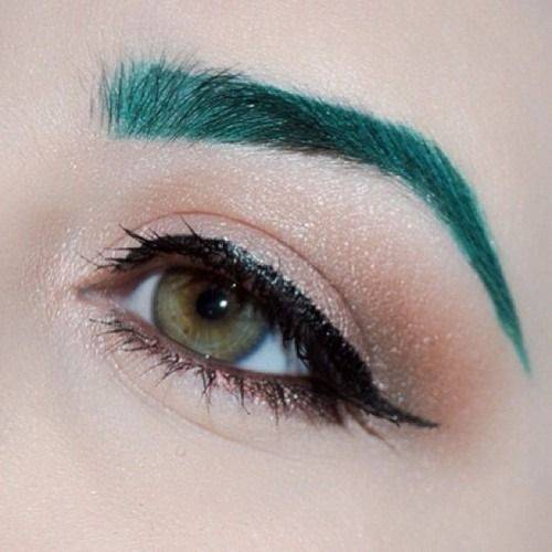 بالفيديو - نجمة خليجية تلّون حاجبيها بالأخضر!