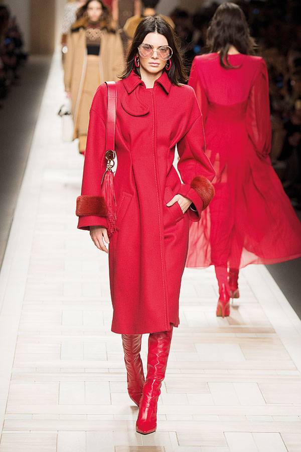 الأحمر أجمل ما في موضة هذا الشتاء... جمعنا لك فساتين من كافة العروض