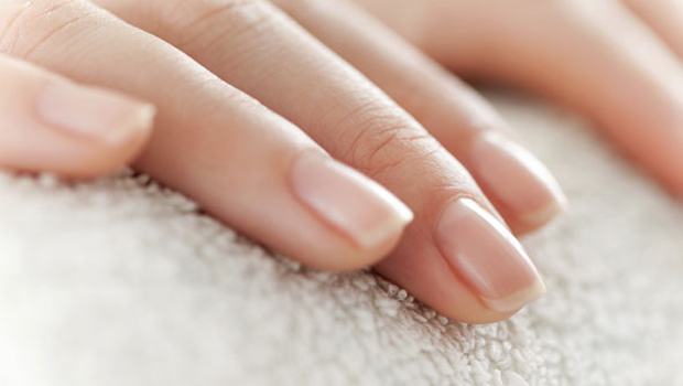 بالصور - خبيرة الأظافر الفرنسية تكشف عن الصيحات الحديثة... وهذا ما تحتاجينه لتنفيذها في المنزل