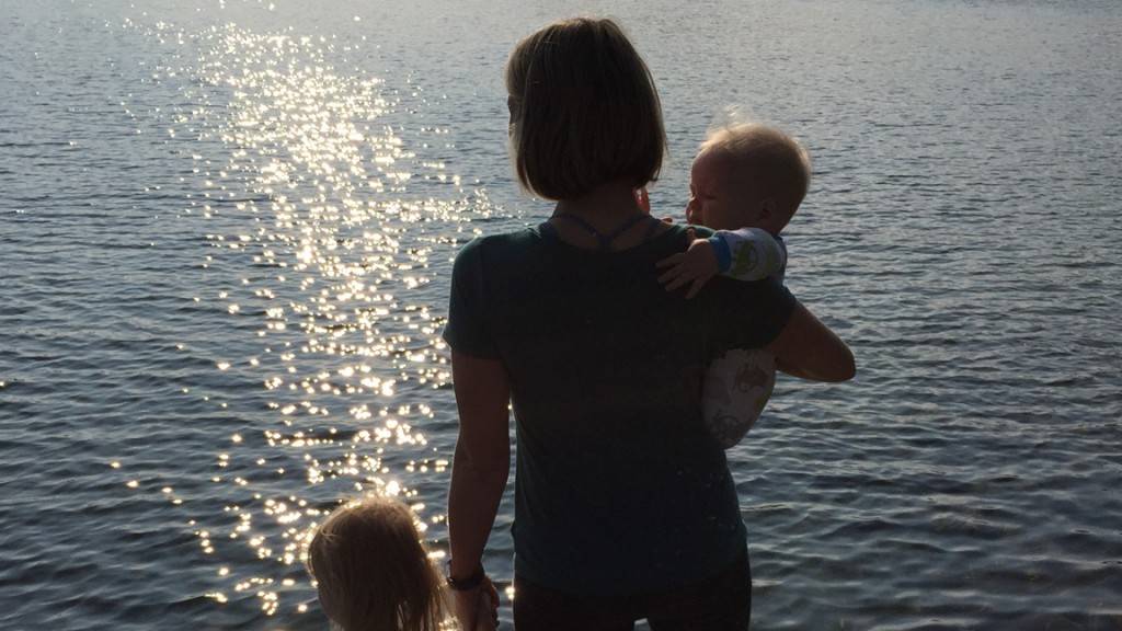 قصّة مؤثرة - بعد دمار زواجها... هكذا بنت عائلة من جديد