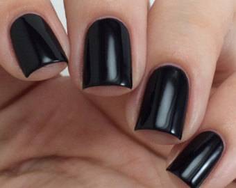 بالصور - اعتمدي الأظافر السوداء بطريقة عصرية وأنيقة... إليك أجمل التصاميم