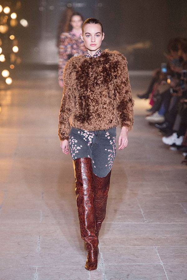 Paris Fashion Week Fall-Winter 2017-2018... <BR>
Isabel Marant مزج وتنسيق