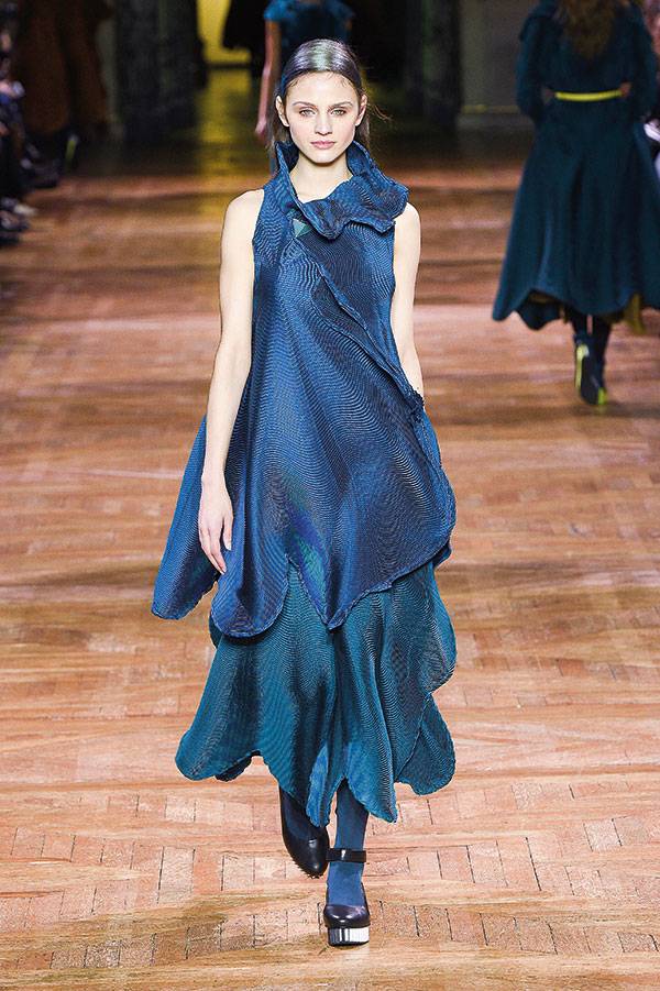 Paris Fashion Week Fall-Winter 2017-2018...<BR>
Issey Myake تموجات طويلة