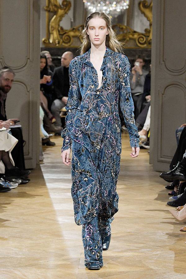 Paris Fashion Week Fall-Winter 2017-2018...<BR>
john Galliano
عودة إلى الماضي