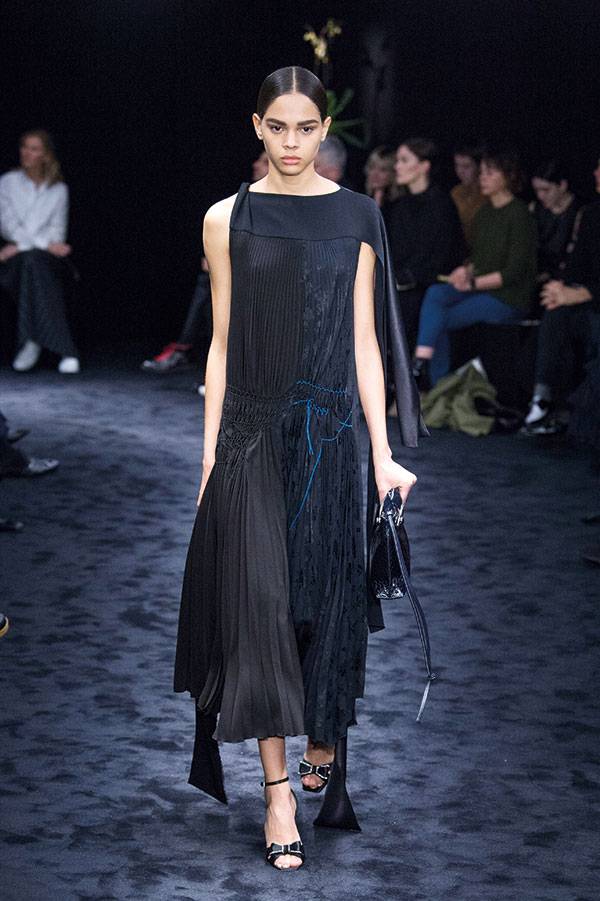 Paris Fashion Week Fall-Winter 2017-2018...<BR>
Loewe مزيج انتقائي