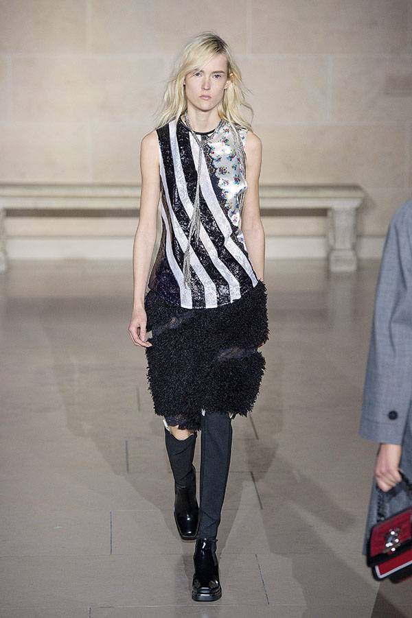 Paris Fashion Week Fall-Winter 2017-2018... <BR>
Louis Vuitton أزياء راقية هجينة
