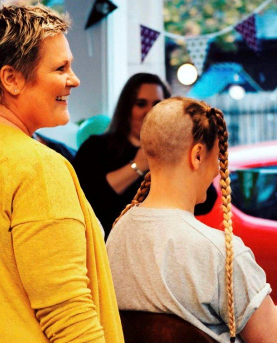 بالصور - حسناء تحلق شعرها كلياً لدعم أطفال السرطان.. شاهدوا كيف أصبحت