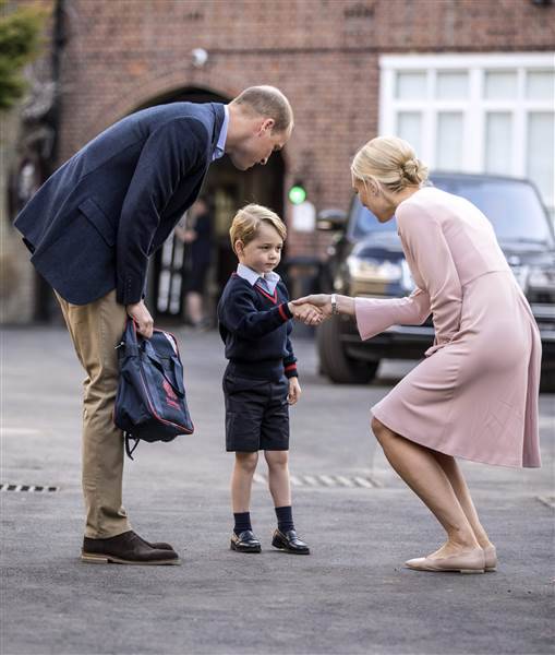 الأمير جورج يحدث ارباكاً للعائلة المالكة بسبب المدرسة