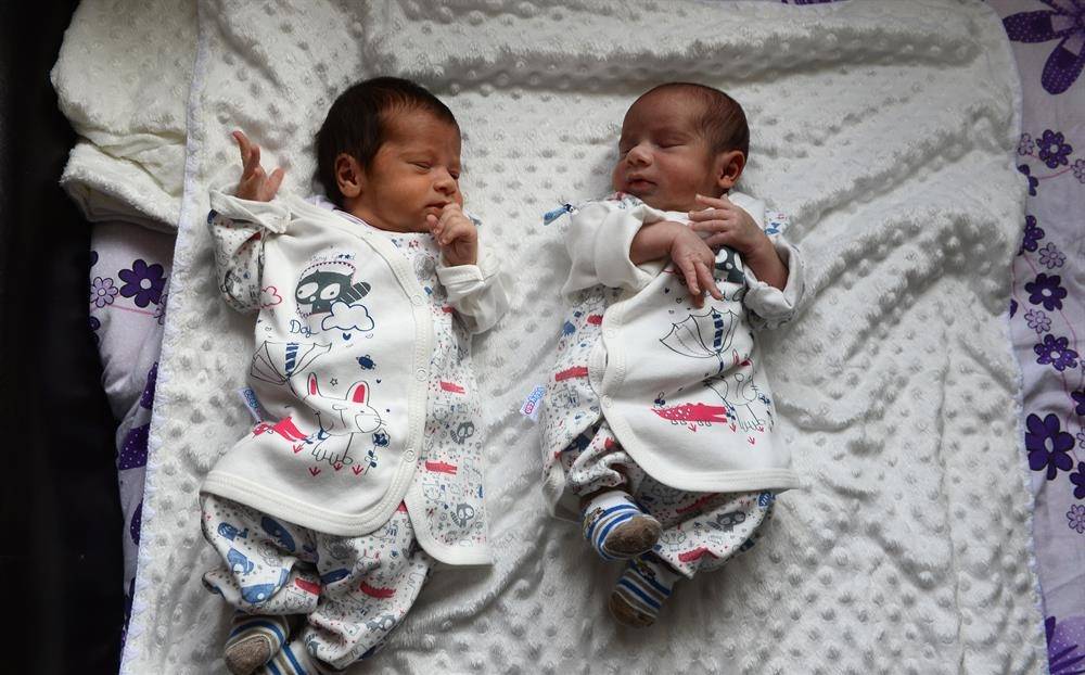 بعد وفاة ابنهما الوحيد أنجبا توأمين على مشارف الستين