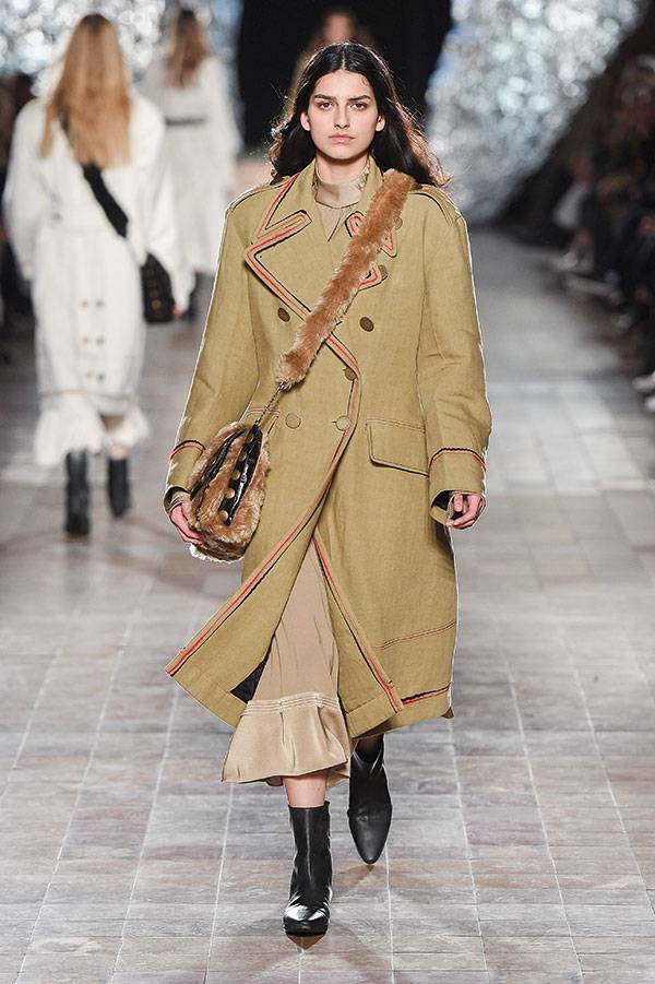 Paris Fashion Week Fall-Winter 2017-2018... <BR>
Sonia Rykiel السفر بعيدا