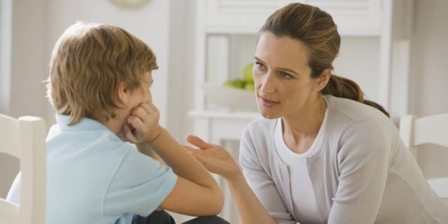 كيف تتحدّثين مع طفلك عن مصيبة أو فاجعة؟ إليك الجواب العلمي