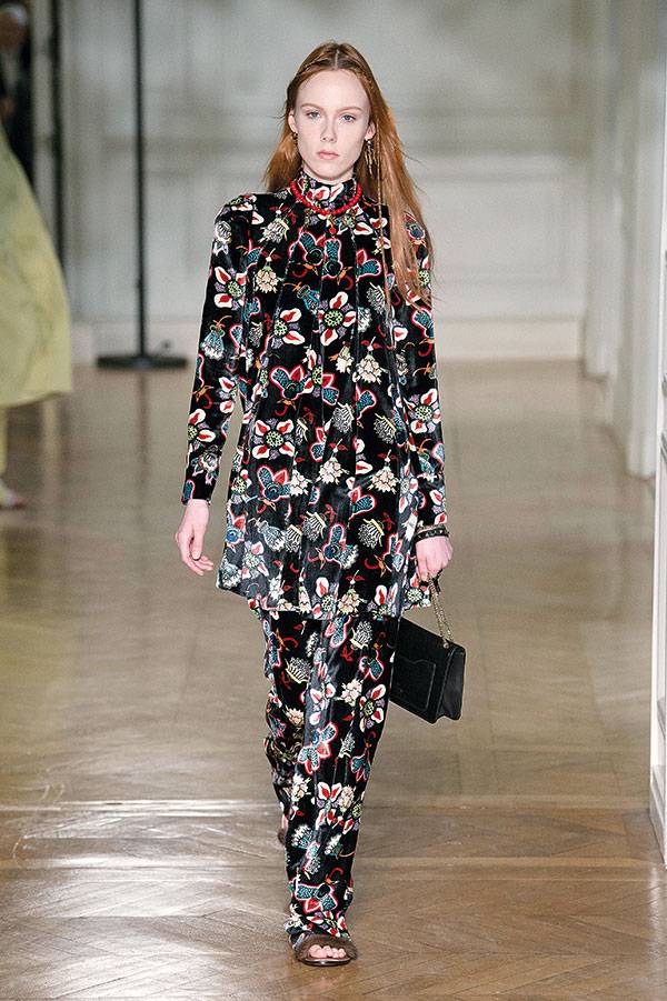 بالصور - كوني رومنسية لتكوني على الموضة... فساتين وحقائب ونظارات شمسية