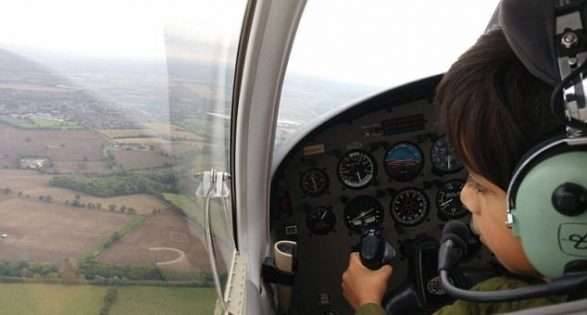 بالصور - أصغر طيار في العالم يحتاج للجلوس على وسادة سميكة للرؤية.. تعرفوا عليه