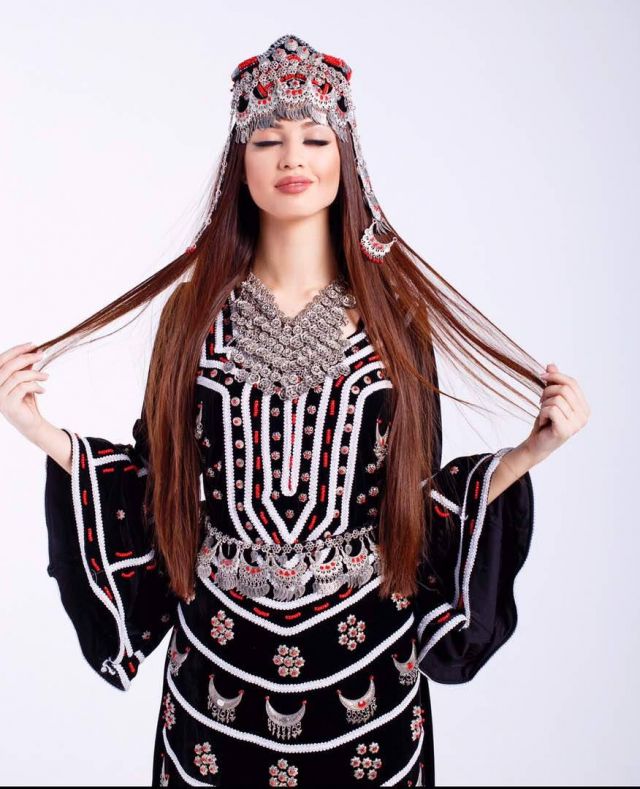 بالفيديو - مريم الرياشي أول عارضة أزياء يمنية.. تعرفوا عليها