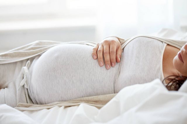 تحذير - النوم على الظهر أثناء الحمل خطر... هذه هي الوضعية المناسبة