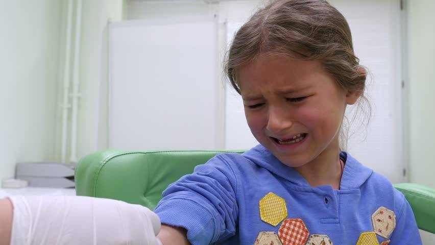 حيل ذكية كي لا يشعر طفلكم المتوحّد بالتوتر خلال خضوعه لفحص الدم