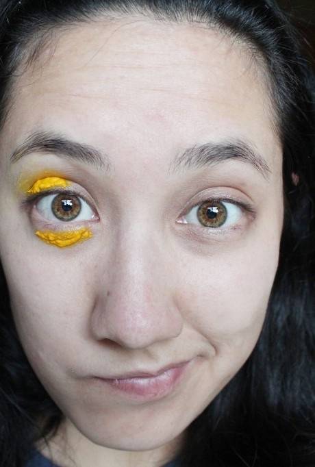 وضعت الكركم على جفنها وتحت عينيها... وهذا ما حدث بعد 10 دقائق