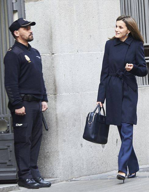 ملكة إسبانيا تفاجئ الجميع بارتداء فستان بسيط ورخيص الثمن