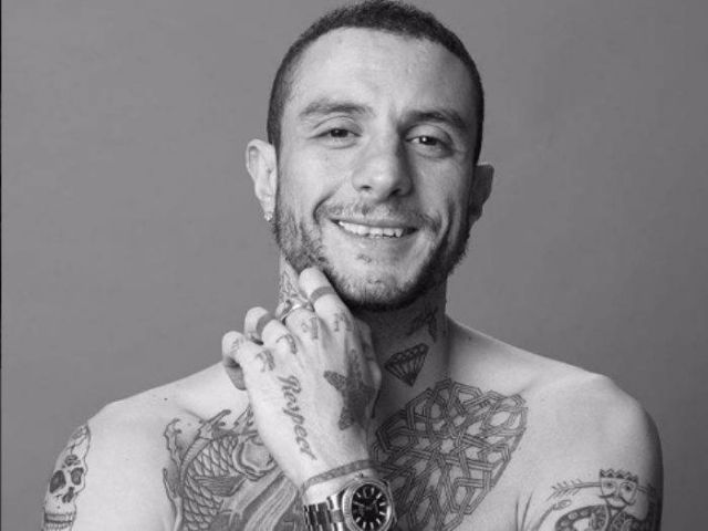 تسريب فيديو لأحمد الفيشاوي يؤكد إدمانه الوشوم