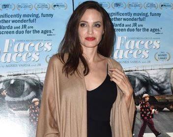 هكذا ميّزت النجمات إطلالاتهن بالعباءة