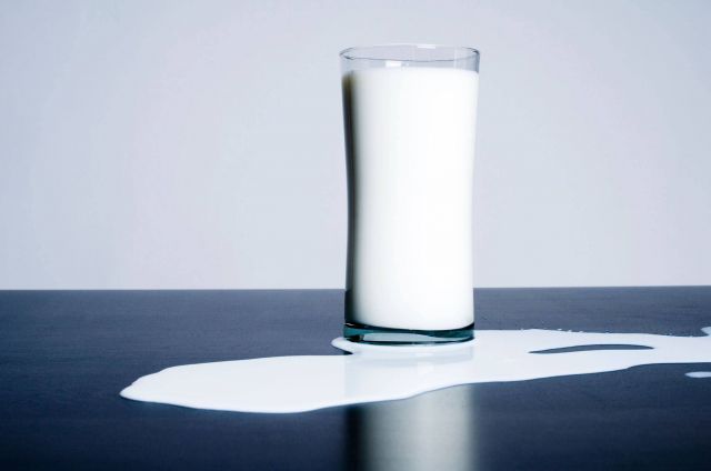 حيلة سهلة لسكب الحليب من دون خسارة أي قطرة منه