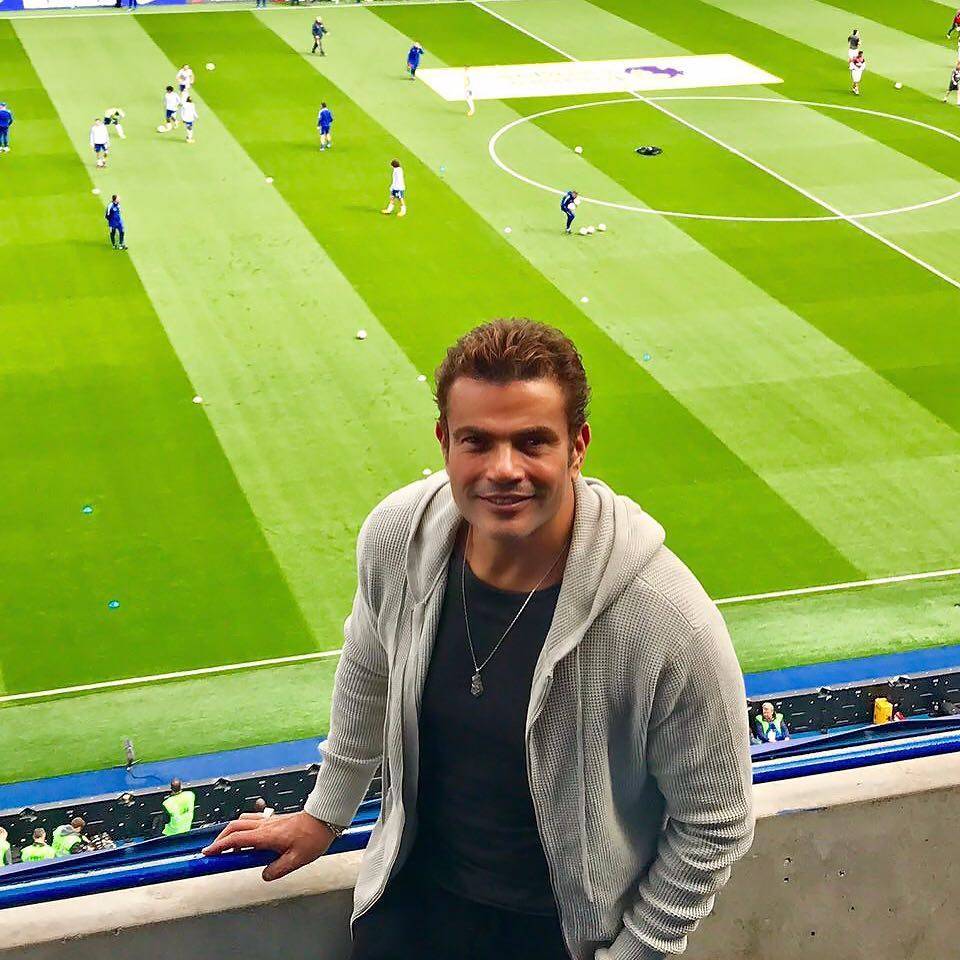 بالصورة – عمرو دياب يفاجئ متابعيه بإطلالة لم يعتمدها من قبل... شاهدوا التفصيل الذي غيّر شكله