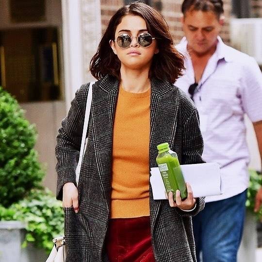 النجمة سيلينا غوميز تعلمك فن ارتداء المعطف المطبع بالمربعات  بطرق عدة مختلفة