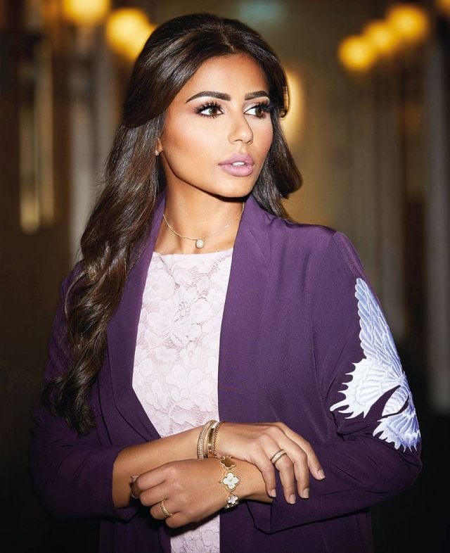 • فستان أبيض من Carolina Herrera • عباءة بنفسجية من مجموعة Papillon من Toby • ساعة Vintage Alhambra • اساور وعقد وخاتمان Perlée   كل المجوهرات من Van Cleef & Arpels