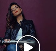 فيديو مُبكٍ - بعد اكتشاف إصابتها بالسرطان وبتر رجلها... شابة تتحدى الصعوبات