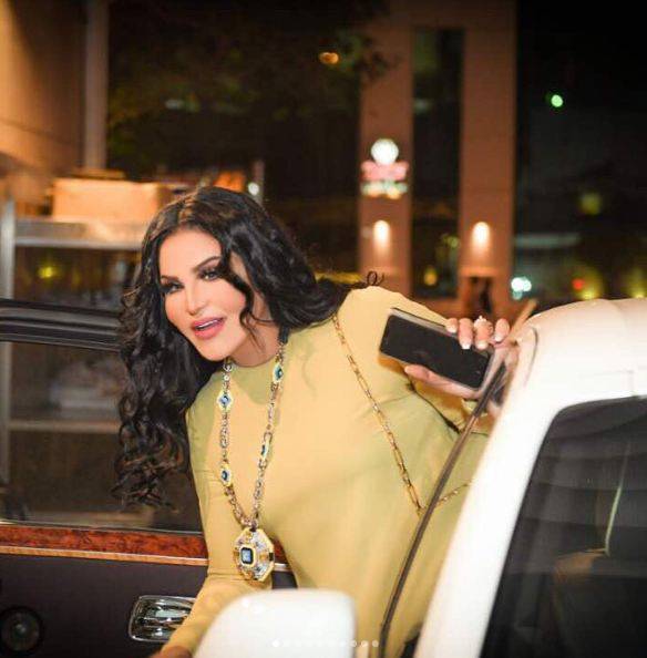 بالفيديو – شاهدوا ما تفعله أحلام بملابسها لتجعلها أكثر احتشاماً... لن تصدقوا كيف كانت التصاميم الأساسية