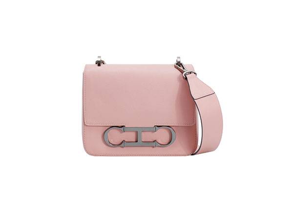 حقيبة Initials Insignia من ch Carolina Herrera إبداع يدوي متقن