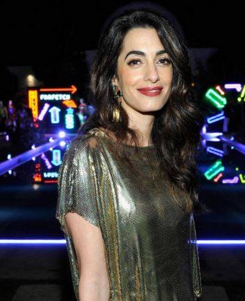 بالصور - شاهدوا فستان زفاف أمل كلوني الرائع الذي تنازلت عنه